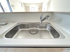 広々とした凸型シンクに洗剤ポケットを標準装備。大きなお鍋など洗いやすいです。洗剤や石鹸、スポンジもすっきりできる収納付き。