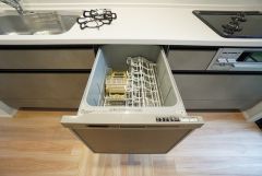 家事の時間が短縮できる食器洗浄乾燥機付。後片付けもラクラクです。 食器を洗う手間が減るので家族とのコミュニケーションの時間や自分の時間が増えますね。