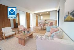 家具はイメージです。家族が集まる開放的なリビング。約18帖の大空間で毎日のお食事が楽しみです＾＾思い思いの時間を過ごしたり、家族みんなで食事をしたり、素敵な団らんの場になりますね。