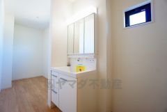 三面鏡つき洗面台。収納も一体型になっているので、ドライヤーやヘアアイロンの置き場に困りませんね。