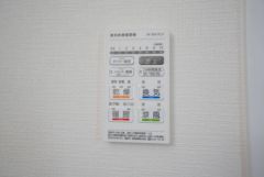 雨の日の洗濯も安心できる浴室暖房乾燥機付き浴室。リモコンで操作もボタン1つで簡単。 浴室暖房乾燥機には、暖房、乾燥、涼風、換気の4つの機能が付いています。タイマー付きです。