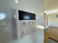 キッチン横に給湯器リモコンを設置していますので、忙しい時間帯でもスイッチ一つでお風呂の用意ができますよ＾＾