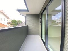 風通しも良く日当たり良好なバルコニー＾＾お洗濯物を干すスペースとしても十分な広さがあります。