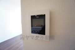 防犯性もばっちり、TVモニター付きインターフォン完備。大きなモニターで玄関先を確認できます。録画機能が付いているので不在時の訪問者も確認できて安心です^^