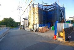 前面道路は交通量が少なく小さなお子様がいるご家庭も安心です。