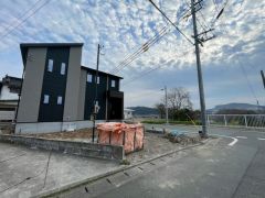 前面道路は、公道北側約6.37ｍ。幅広いため車の離合や駐車がスムーズです＾＾ 角地で陽当り・風通し良好です＾＾