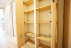 廊下収納。各kと室に入りきらなかった衣類や生活用品などを収納できるスペースです＾＾