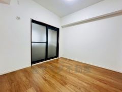 明るい洋室です。ナチュラル色のフローリングで開放的な優しい雰囲気になっています＾＾ベッドや机、ＴＶを置いてもゆとりのある広さです。