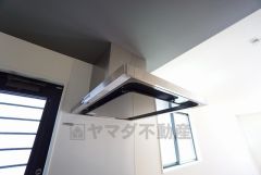 調理により発生する油煙や臭いを吸い込み、屋外へ排気してくれます。