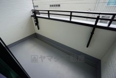 幅広のインナーバルコニーは洗濯物を守りやすく、眩しすぎる日差しも和らげます。