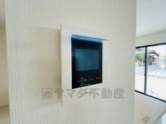 防犯性もばっちり、TVモニター付きインターフォン完備。大きなモニターで玄関先を確認できます。録画機能が付いているので不在時の訪問者も確認できて安心です^^
