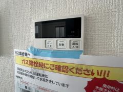 給湯器リモコンはキッチン横からボタンひとつで操作が楽々。通話ボタン付きでお子様とも会話ができて安心です。