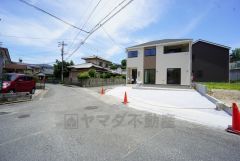 前面道路は約6ｍと駐車がスムーズにできます。カースペースは停めやすい並列駐車3台付き。 交通量が少なく、小さなお子様がいるご家庭も安心です＾＾