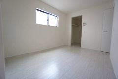 住む人のこだわりを活かす洋室＾＾日当たりがよく、寝室としての利用もおすすめ。広めのクローゼットもあり荷物もすっきり片付けれ、ゆとりのある暮らしが出来ます＾＾