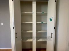 キッチン横パントリー。まとめ買いした食品やインターネットでケース購入した飲料水なども、ストックしておくのに便利です。