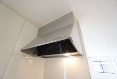 お手入れが簡単なスリム型レンジフードです。調理により発生する油煙や臭いを吸い込み、屋外へ排気してくれます。