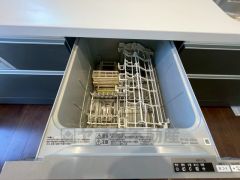 家事の時間が短縮できる食器洗浄乾燥機付。後片付けもラクラクです。 食器を洗う手間が減るので家族とのコミュニケーションの時間や自分の時間が増えますね。