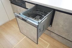 家事の時間が短縮できる食器洗浄乾燥機付。後片付けもラクラクです。 食器を洗う手間が減るので家族とのコミュニケーションの時間や自分の時間が増えますね。