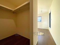 収納力豊富なウォークインクローゼット付き。洋服や小物などを1箇所にまとめて美しい収納を実現します。