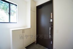 たっぷり収納できるシューズボックスです。家族全員の靴がきれいに整頓できます。棚の上にお花や写真を飾っても良いですね。