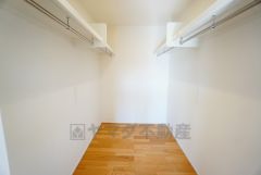 収納力豊富なウォークインクローゼット付き。洋服や小物などを1箇所にまとめて美しい収納を実現します。