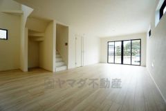 大きな窓のあるリビングは、陽光あふれる明るい空間です。居心地良く、ご家族皆がゆったり寛げる憩いの空間となりそうです。