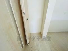 キッチン横可動棚式パントリー。食器やキッチン用品、食料品の保存に便利です＾＾可動棚式なので高さのある物もスッキリ収納できます＾＾