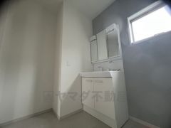 三面鏡つき洗面台。収納も一体型になっているので、ドライヤーやヘアアイロンの置き場に困りませんね。