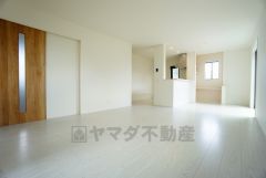 夏は強い日差しをカット、冬は暖かな遮熱高断熱型Low-Eガラスを採用。夏の強い日差しを約60%カットし、冷房効果を高めます。紫外線もカットするため紫外線による日焼けも抑制。