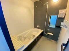 1日の疲れを癒すくつろぎのバスルーム。足を伸ばしてもゆったりと入れるサイズです。お子様と一緒にお風呂に入っても狭くないですね^^