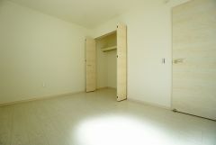 同仕様写真。住む人のこだわりを活かす洋室。日当たりがよく、寝室としての利用もおすすめ。広めのクローゼットには荷物をすっきり片付けられ、ゆとりのある暮らしが出来ます＾＾