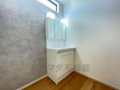 収納が隠れて使いやすい、シャワー付き三面鏡洗面ドレッサーです。朝の準備もぬかりなくできます。