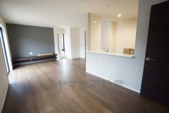 リビングは広々とした設計で、家族が集い、寛ぐ暮らしの空間を演出しています。