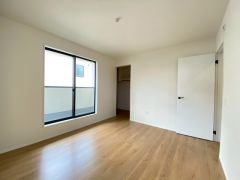 住む人のこだわりを活かす洋室＾＾日当たりがよく、寝室としての利用もおすすめ。広めのクローゼットもあり荷物もすっきり片付けれ、ゆとりのある暮らしが出来ます＾＾