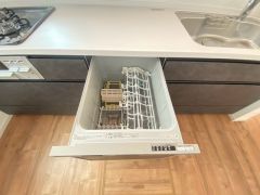 家事の時間が短縮できる食器洗浄乾燥機付。後片付けもラクラクです。 食器を洗う手間が減るので家族とのコミュニケーションの時間や自分の時間が増えますね。