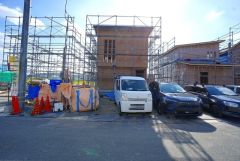 カースペース並列3台＾＾ご夫婦で1台ずつ所有でき、急な来客やご友人も安心して停められます。