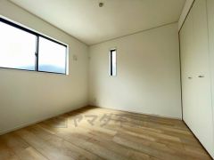 住む人のこだわりを活かす洋室＾＾日当たりがよく、寝室としての利用もおすすめ。広めのクローゼットもあり荷物もすっきり片付けれ、ゆとりのある暮らしが出来ます＾＾