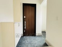 たっぷり収納できるシューズボックスです。家族全員の靴がきれいに整頓できます。棚の上にお花や写真を飾っても良いですね。