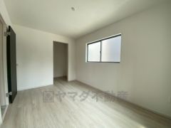 住む人のこだわりを活かす洋室＾＾日当たりがよく、寝室としての利用もおすすめ。広めのクローゼットもあり荷物もすっきり片付けれ、ゆとりのある暮らしが出来ます＾＾