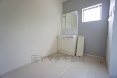 レバーシャワーで引き出して使用できます。収納も一体型になっているので、ドライヤーやヘアアイロンの置き場に困りませんね。