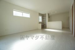 同仕様写真。対面式キッチンを中心としたリビングダイニングで家族の会話が弾みそうです。