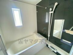 1坪サイズの浴室は、足をのばしてリラックスできます。浴室乾燥機付きなので、雨の日も気にせず洗濯物が干せます。