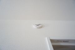 火災による煙や熱を感知して、警報音やブザー等で火災の発生を知らせてくれる火災による煙や熱を感知して、警報音やブザー等で火災の発生を知らせてくれる火災警報器。火災警報器。