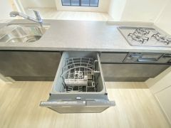 炊事時間を大幅に短縮できる食器洗浄乾燥機付き＾＾食器を洗う手間が減るので家族とのコミュニケーションの時間や自分の時間が増えますね。