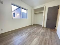 明るい洋室です。ナチュラル色のフローリングで開放的な優しい雰囲気になっています＾＾ベッドや机、ＴＶを置いてもゆとりのある広さです。