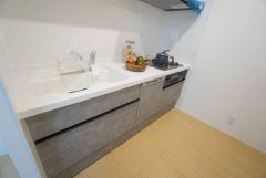 壁付けキッチンなので料理に集中したい方等におススメです＾＾吊戸棚があるので普段使わないものや非常食置き場としても使えそうです＾＾