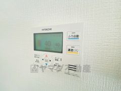 キッチン横からお湯張り、追い炊き、足し湯がボタン一つで楽々操作できる給湯機リモコンです＾＾忙しい夕飯の準備の時間帯に重宝しますね。