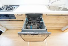 家事の時間が短縮できる食器洗浄乾燥機付。後片付けもラクラクです。 食器を洗う手間が減るので家族とのコミュニケーションの時間や自分の時間が増えますね。