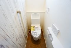 同仕様写真。温水洗浄機付トイレです。節水機能もあるので、安心して使えますね。汚れをガードする構造でサッと一拭き、お手入れが簡単。