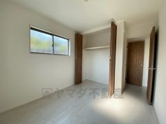 明るい洋室です。ナチュラル色のフローリングで開放的な優しい雰囲気になっています＾＾ベッドや机、ＴＶを置いてもゆとりのある広さです。